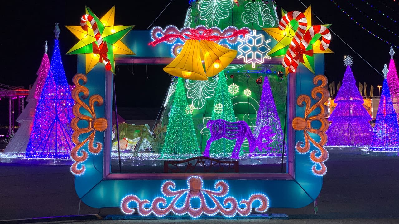 Crean obras maestras con luces multicolores utilizando técnicas de fabricación china.