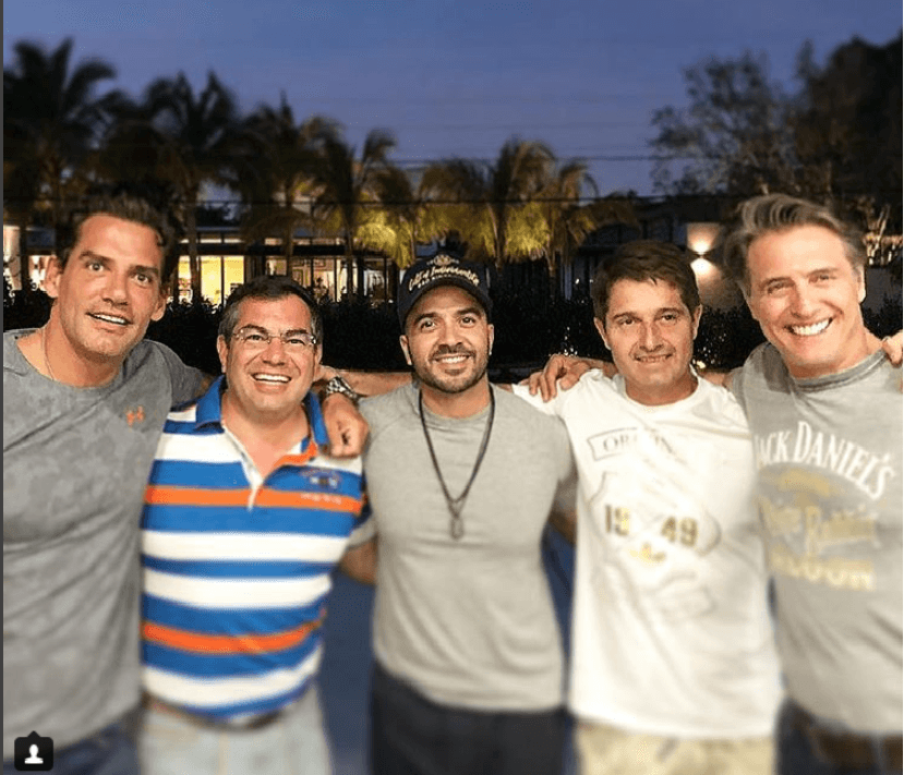 El Super Bowl LII reunió a diferentes famosos, quienes se dieron cita en el estadio o en diferentes lugares para disfrutar del evento. En la foto vemos a Cristian de la Fuente, Luis Fonsi y Juan Soler reunidos en Miami para ver el juego.
