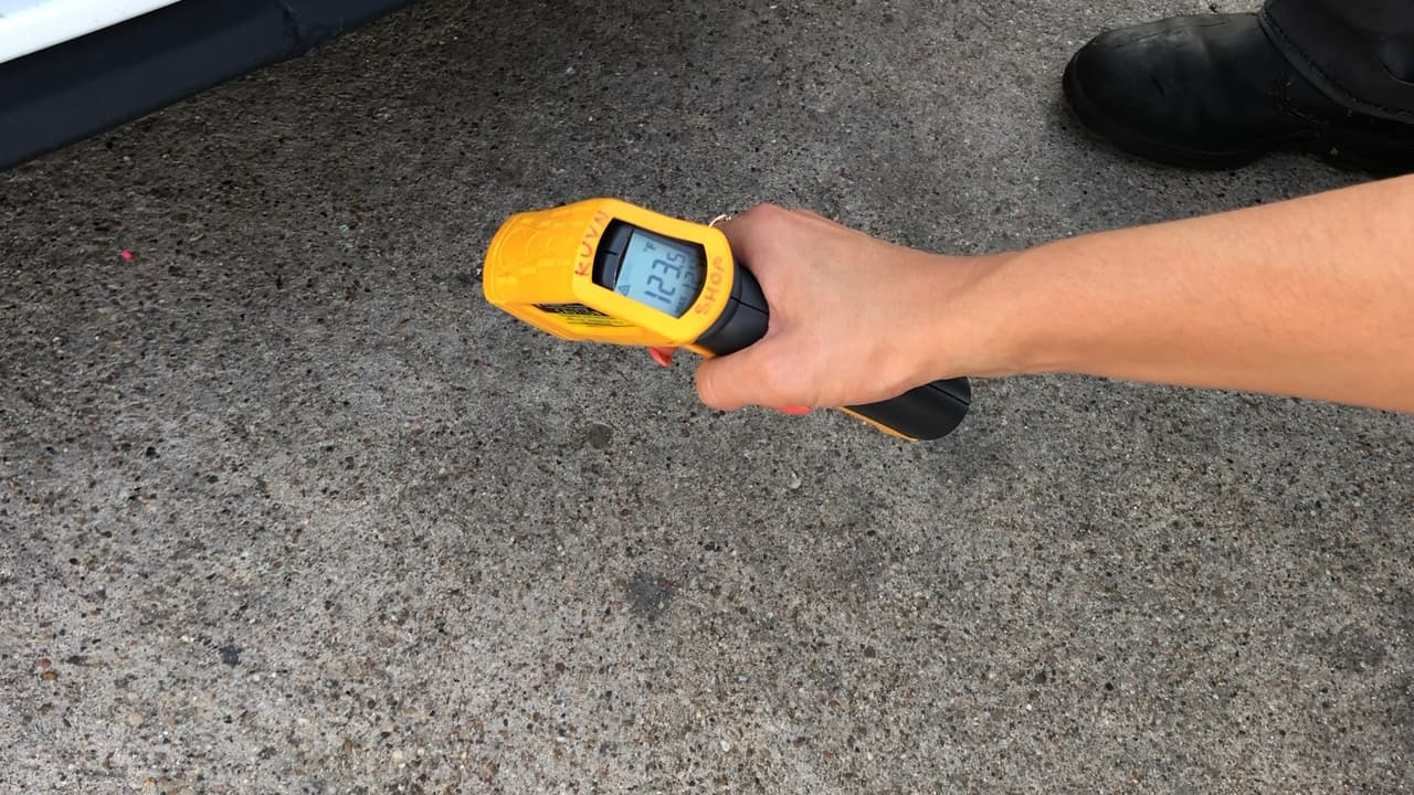 Los termómetros de los automóviles no dan una lectura correcta. Te explicamos por qué