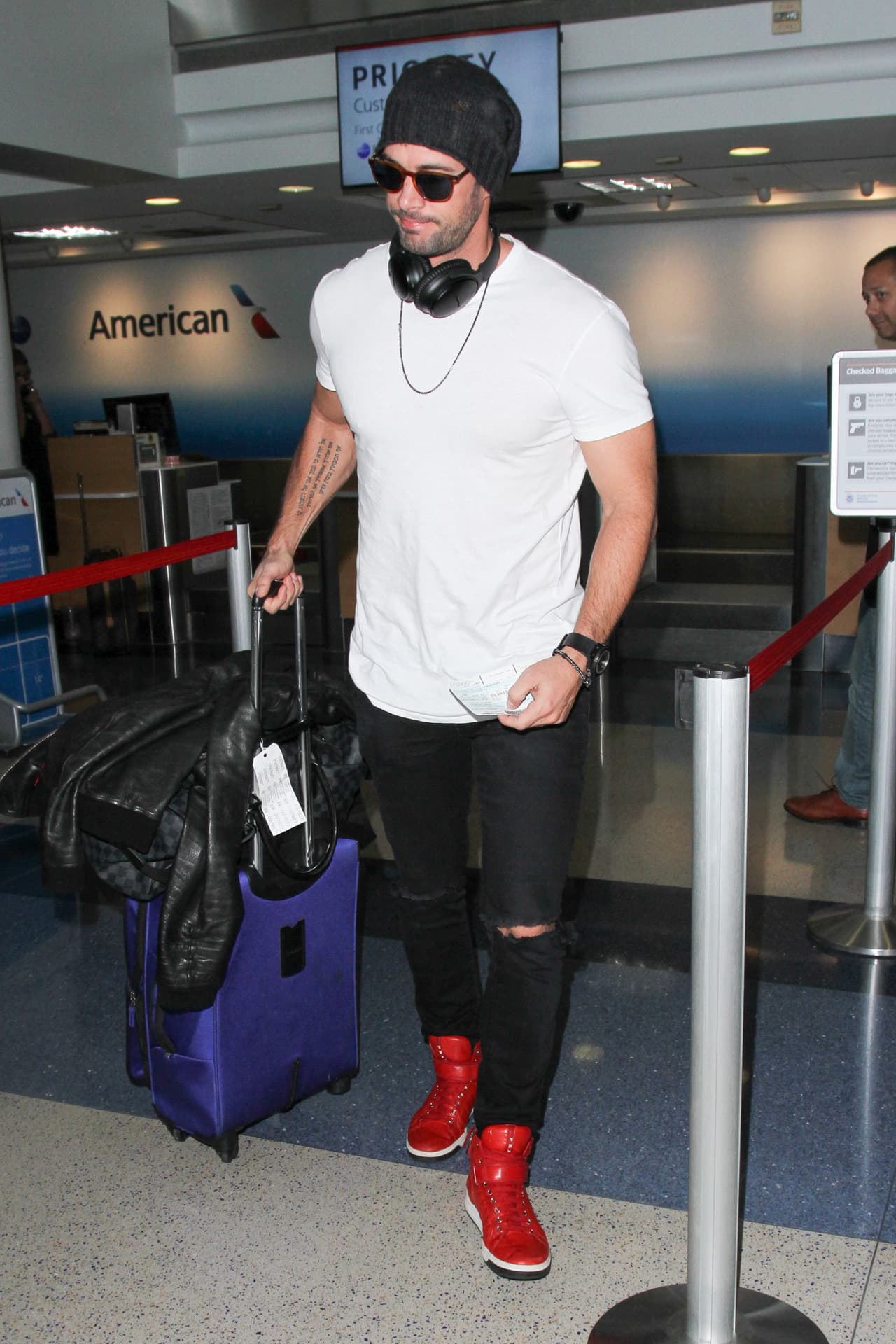 El galán estaba a punto de tomar su vuelo en el LAX.