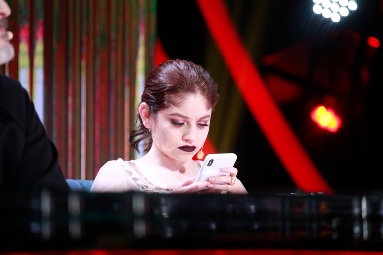 Después de este simpático momento, cada juez volvió a su estado normal. Aquí vemos a la cantante y actriz muy concentrada, siempre en contacto con sus seguidores en redes sociales.