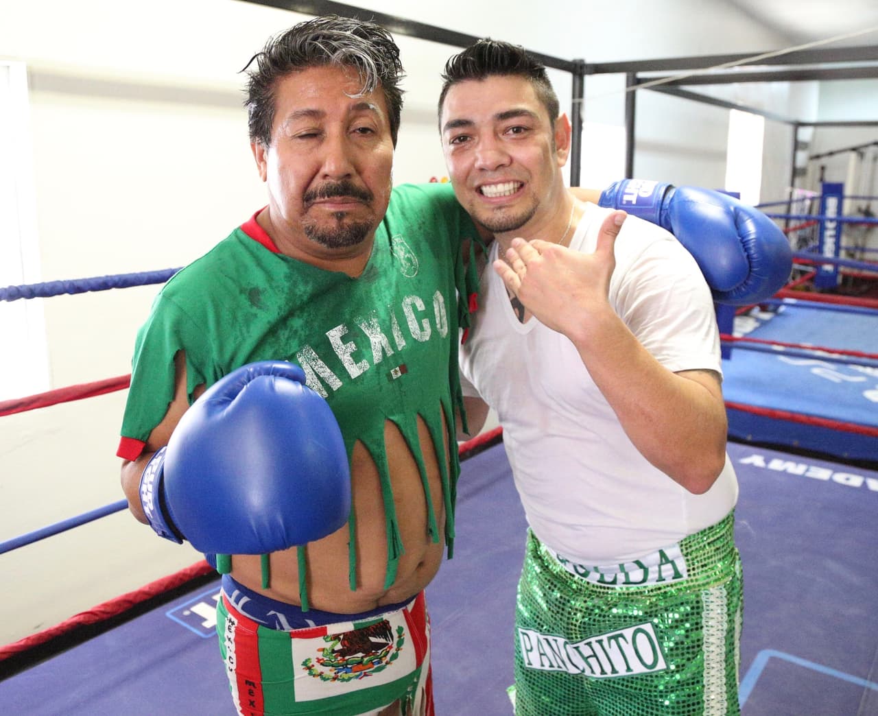 Así pagó la apuesta El Feo a Raúl 'El Pelón' después de la derrota de Julio César Chávez Jr.