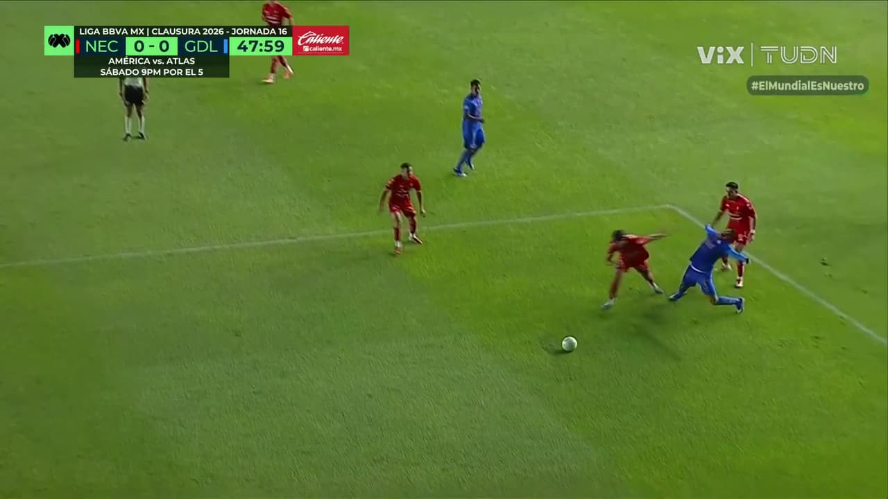 ¡Se desata la polémica! Piden penal para Chivas y el árbitro no marca nada