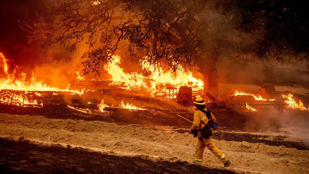Avanza el control del incendio en Napa y Sonoma donde más de 800 estructuras han sido destruidas