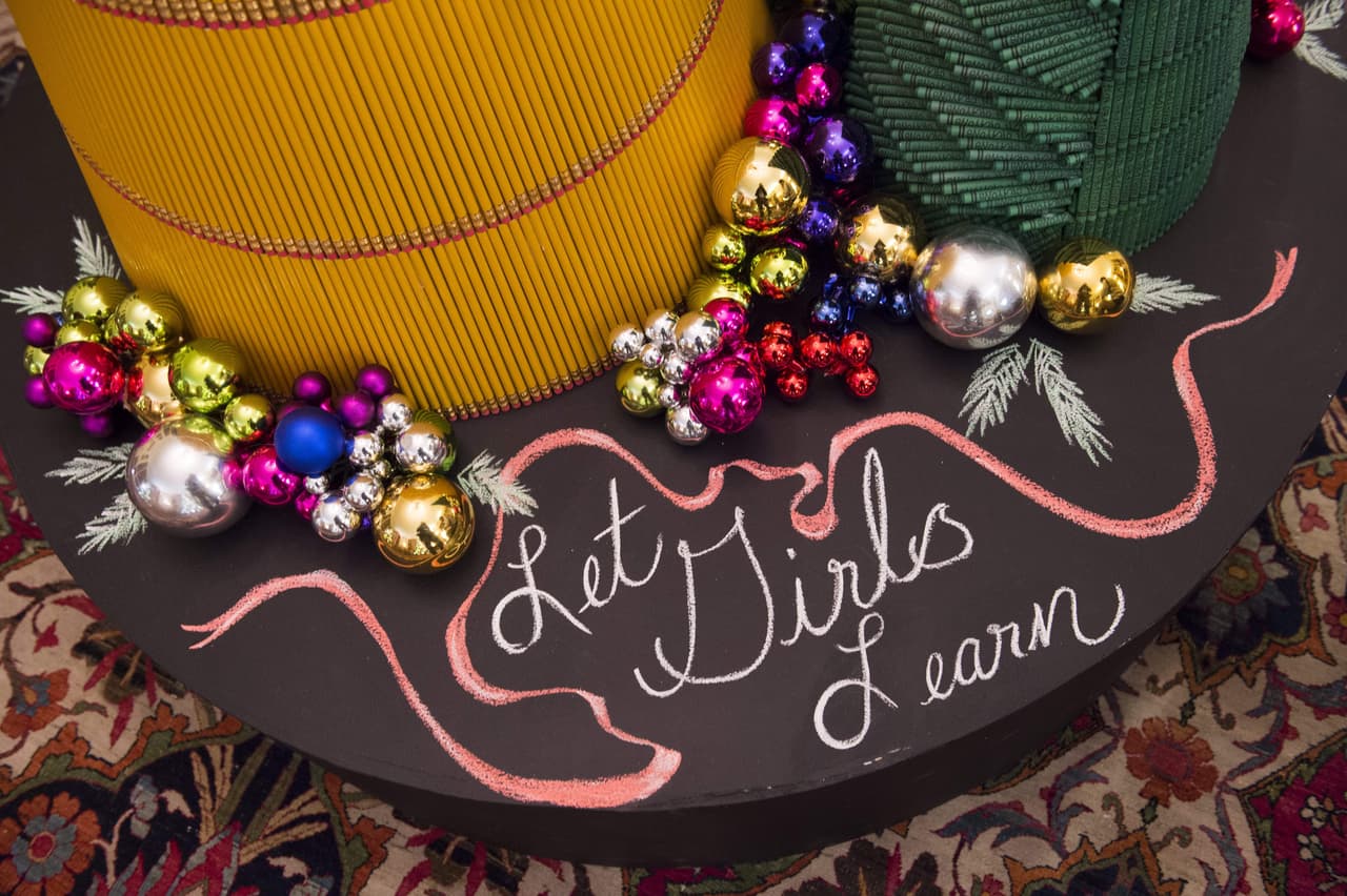 Otra de las habitaciones se ha dedicado a la educación, una de las misiones que ha defendido Michelle durante su posición como primera dama. La frase "Let Girls Learn" decora este ornamento hecho de lápices amarillos y verdes.