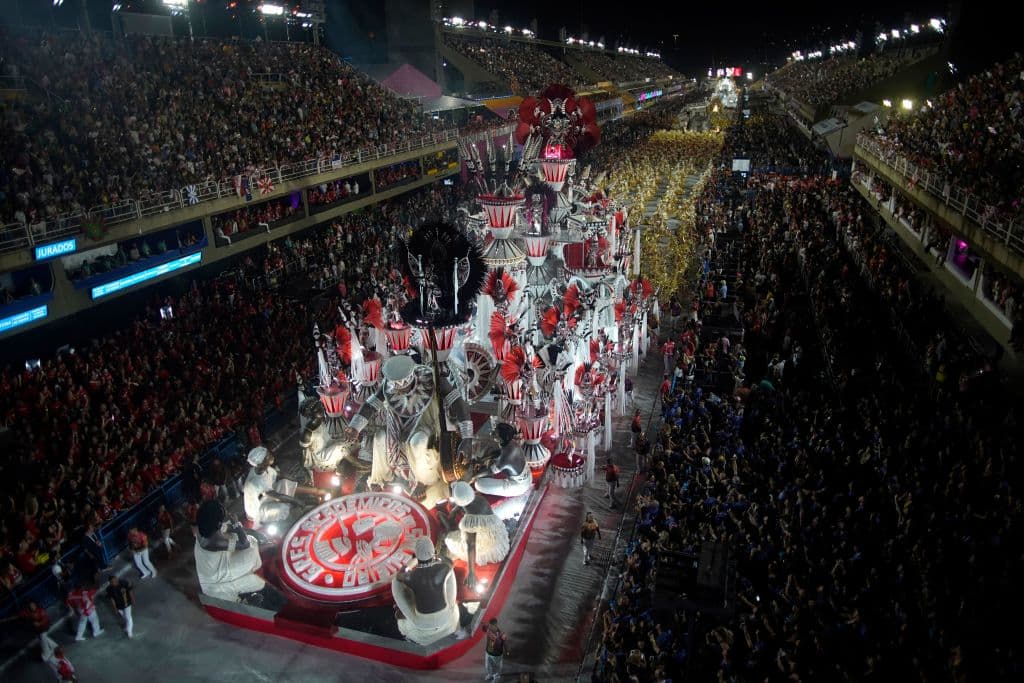 En las gradas, se desplegó alguna que otra pancarta que rezaba "Fora Bolsonaro" en alusión al presidente ultraderechista, que en octubre buscará la reelección.