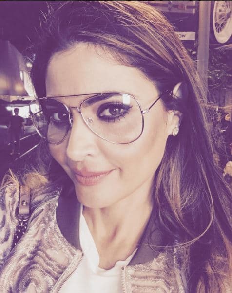 Chiquinquirá Delgado nos tiene acostumbrados a sus looks elegantes, pero sin duda los lentes la hacen lucir aún más joven.
