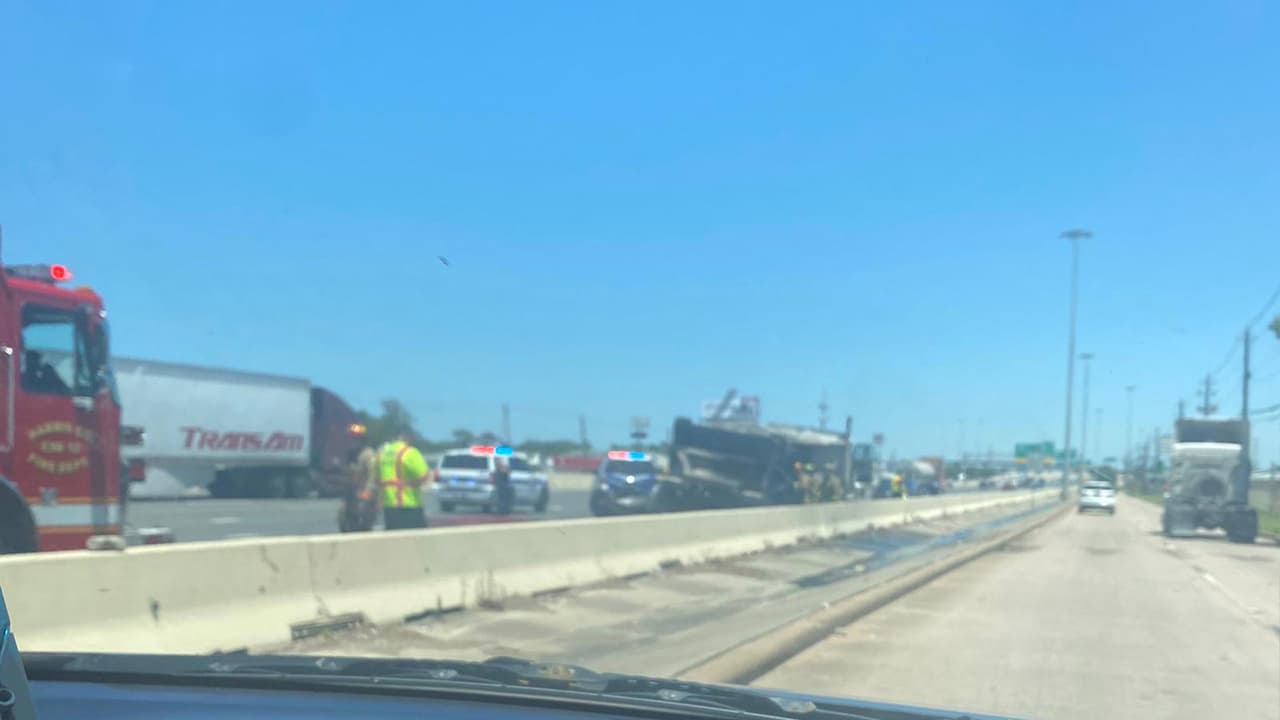 El incendio de un camión provoca el cierre de todos los carriles de la I-10 Este en Freeport, 
<a href="https://www.univision.com/temas/texas">Texas</a>.