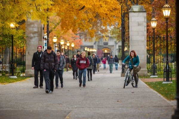 Universidad de Chicago cancela sus clases por amenaza de ataque armado