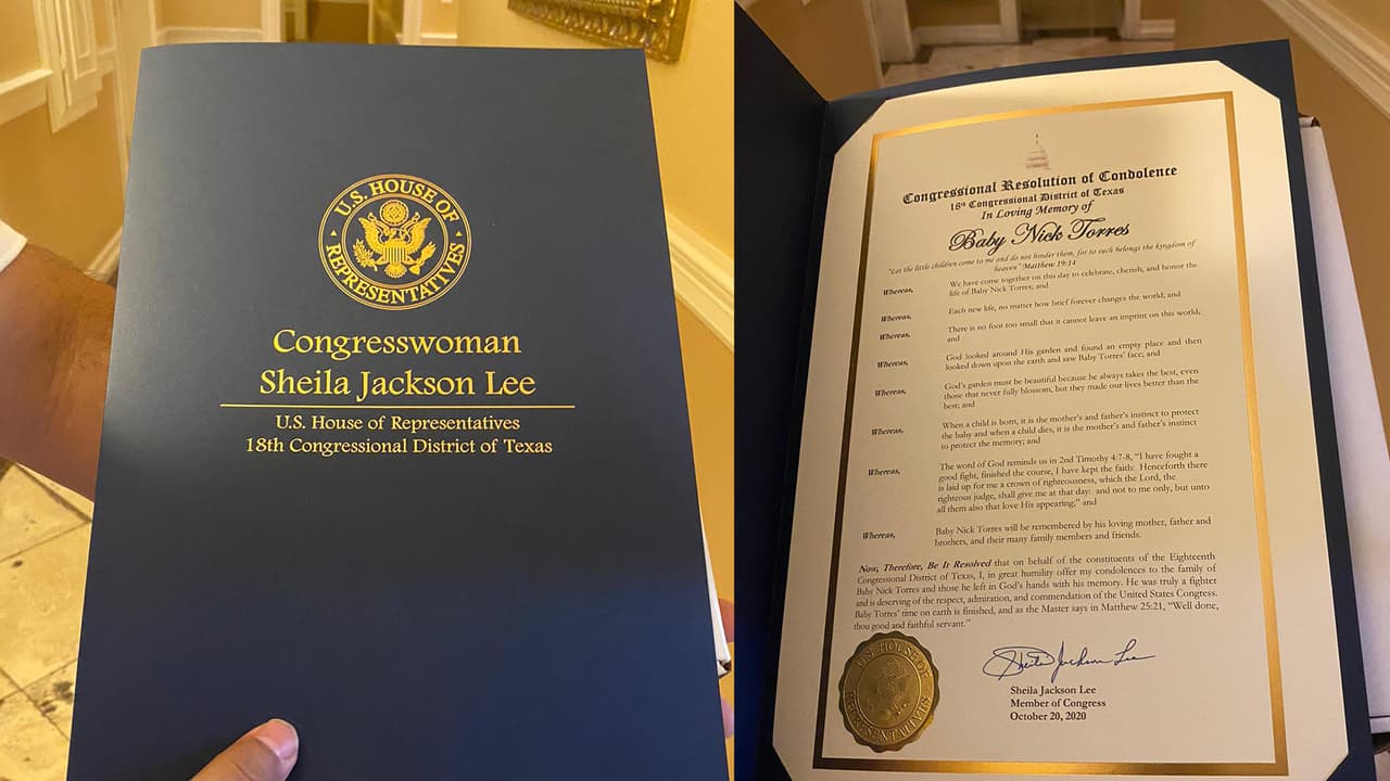 La funcionaria entregó a los padres del 
<b><a href="https://www.univision.com/local/houston-kxln/tres-jueces-podrian-tener-una-decision-sobre-el-futuro-de-bebe-nick-este-viernes">bebé Nick</a></b> un documento donde lamenta el fallecimiento del niño.