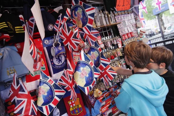 La Colección Real y su sitio en línea también 
<b><a href="https://www.royalcollectionshop.co.uk/gifts/luxury-gifts/karen-mabon-collection.html" target="_blank">lanzaron una nueva gama de pijamas</a></b> de seda, máscaras y bufandas de la diseñadora Karen Mabon, con corgis y coronas impresas en ellas.