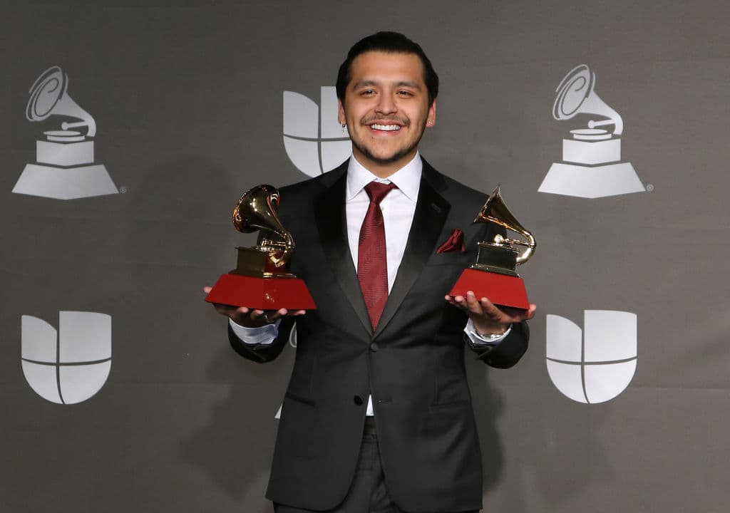 Los famosos residen en ciudades diferentes, por lo cual el cantante confesó que al terminar el reality show en el que participan se la va a 
<b>"robar"</b>.
<br>