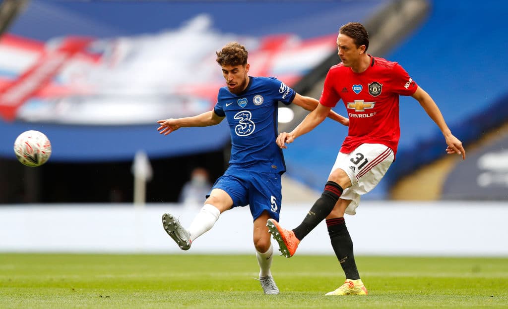 Manchester United 1-3 Chelsea | Oliver Giroud (45+11’) adelantaba a los de Lampard. Mount (46’) hizo el segundo y Maguire (74’) sepultó a los de Manchester con un autogol. El descuento llegó de los botines de Bruno Fernandes quien cobró una pena máxima. Chelsea se enfrentará al Arsenal en la final de la FA Cup, una de las competiciones más añejas del futbol mundial.