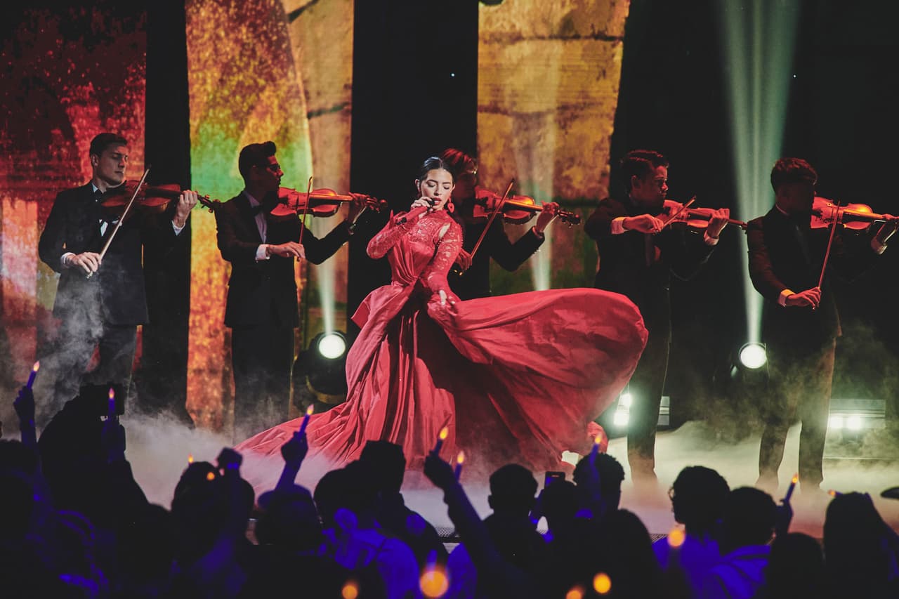 <h2 class="cms-H2-H2">Ángela Aguilar</h2>
<br>
<br>Además de debutar como anfitriona, la cantante mexicana llenó de amor el ambiente al interpretar el famoso bolero compuesto por Agustín Lara, 'Piensa en mi'.