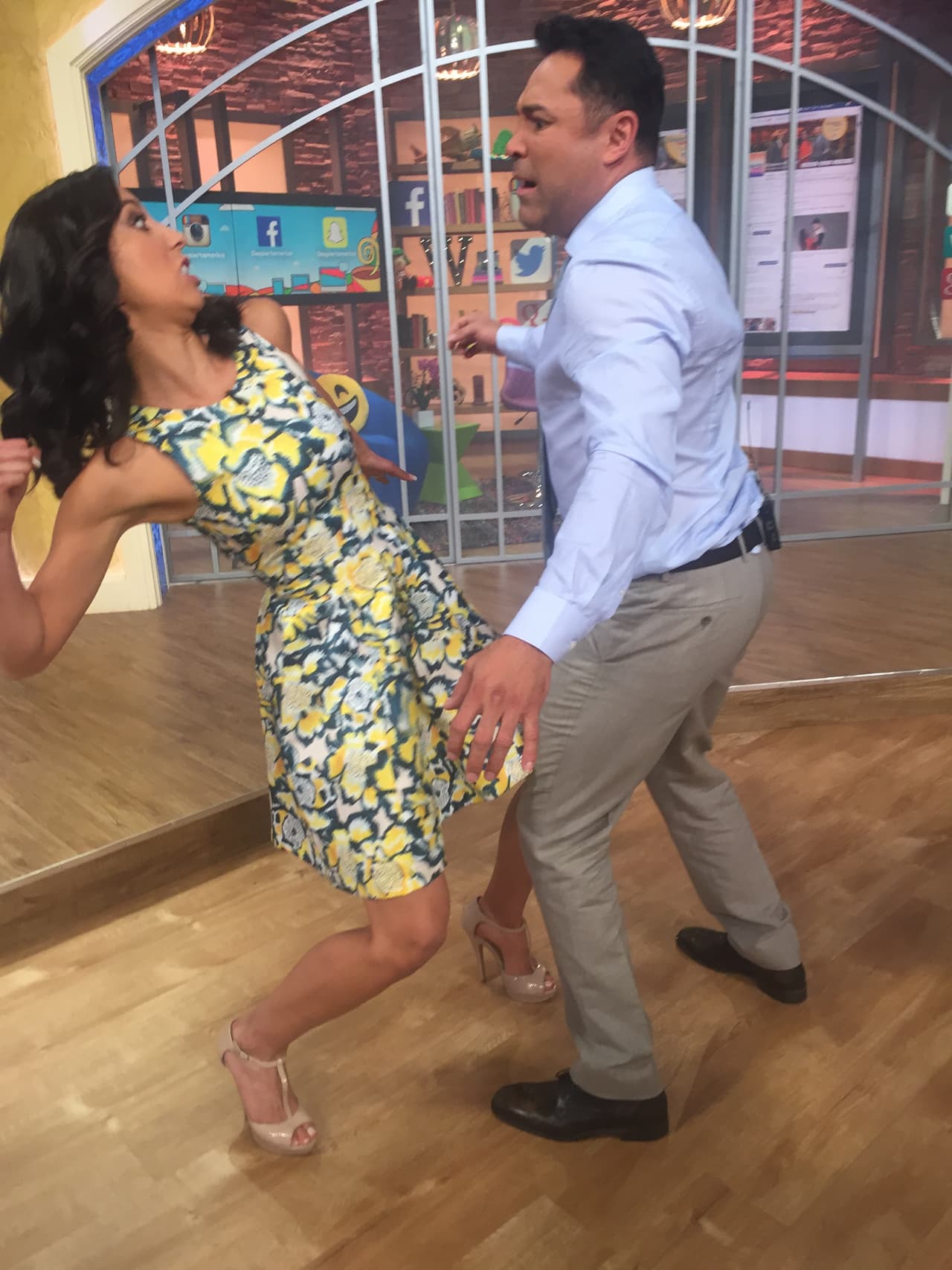 De la Hoya es un caballero y no se resistió a los golpes.