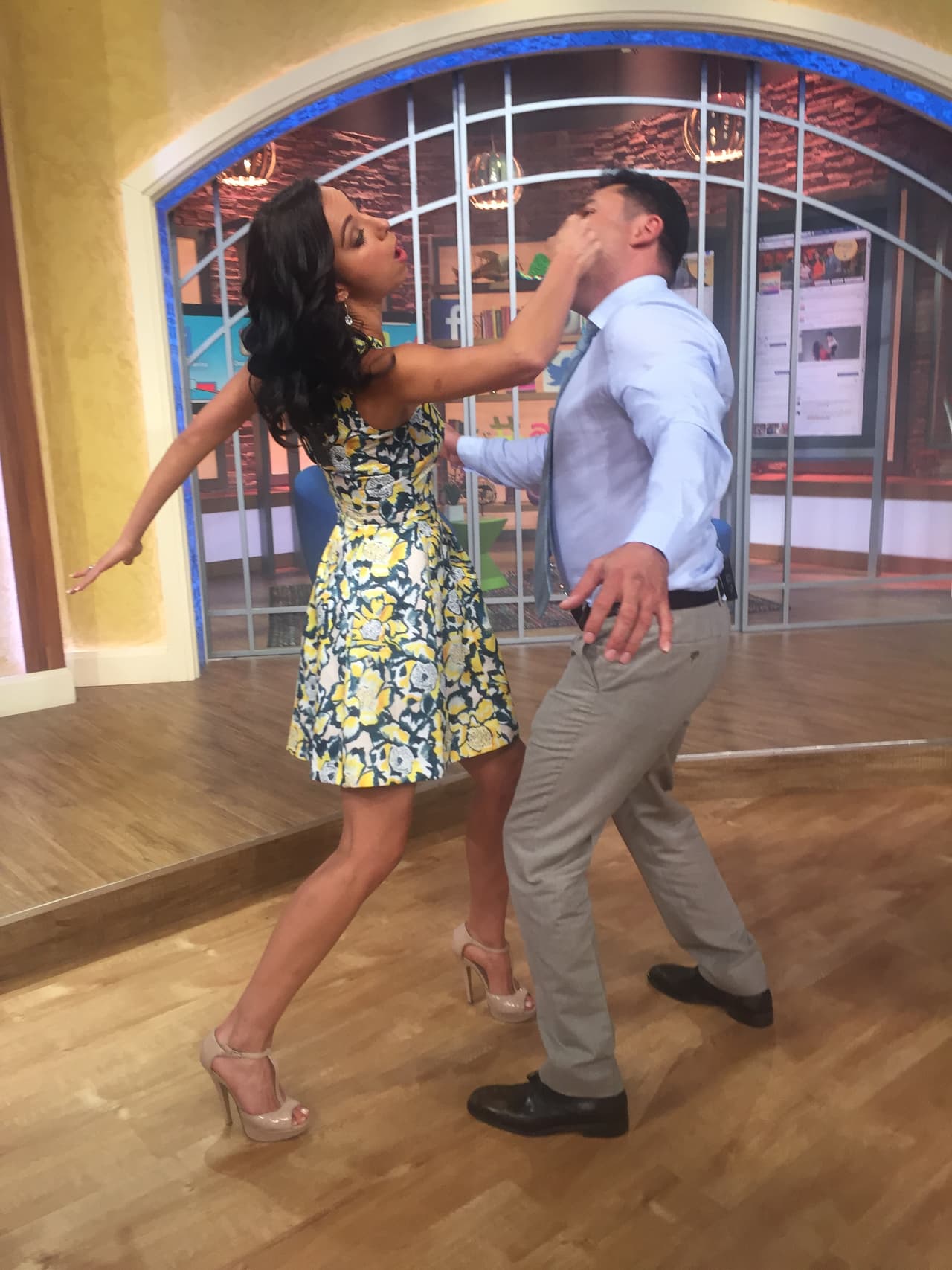 Oscar de la Hoya fue vencido por 'knock-out' de una reina.