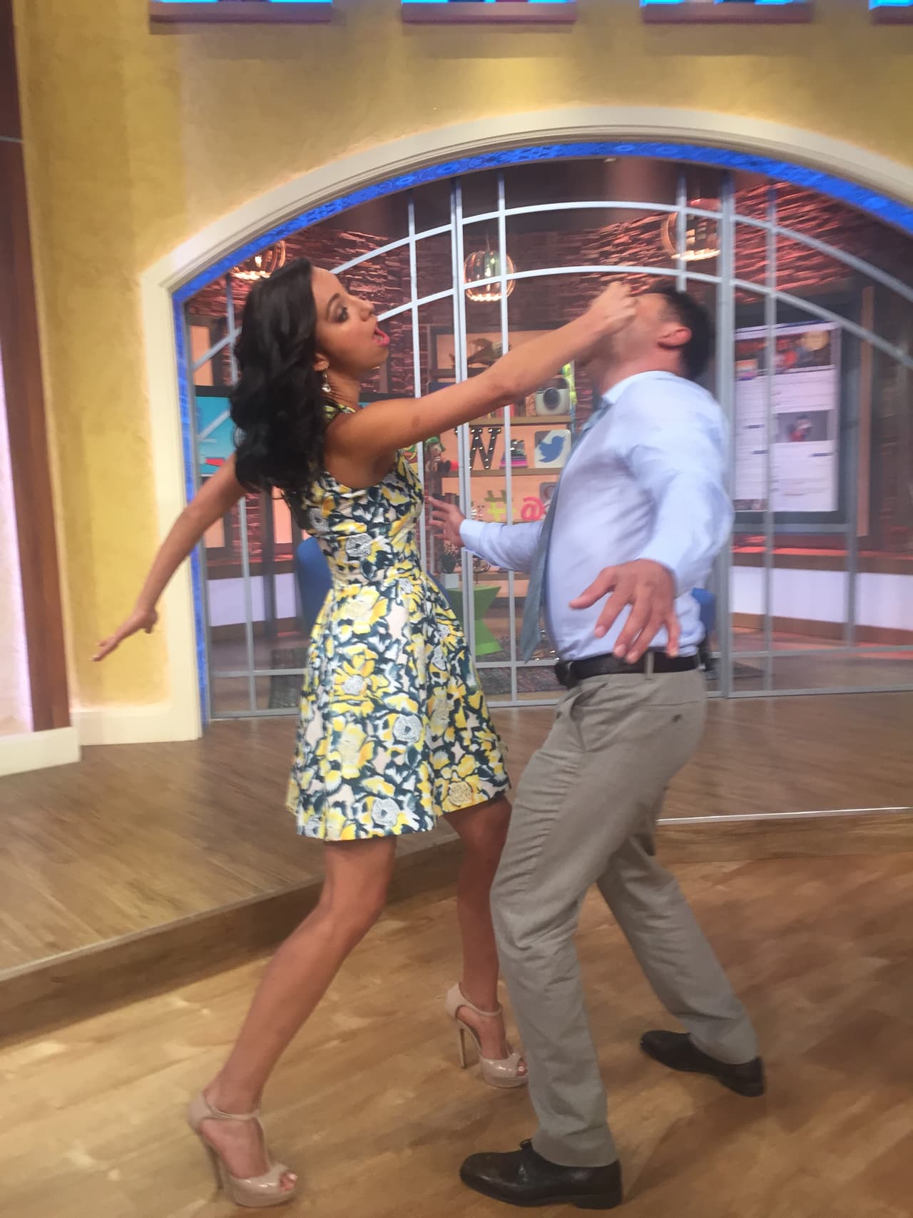 Eso sí dolió, Setareh tiene la manita pesada.