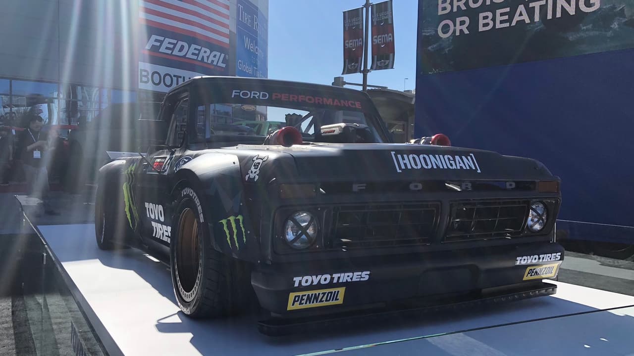 <h3 class="cms-h3-H3">Ford F-150 1977 por Hoonigan</h3>
<br>Ken Block creo este monstruo en homenaje a su padre, quien manejaba una versión regular de la F-150 de 1977. Bajó su capó hay una versión preparada del V6 EcoBoost de 3.5 litros, más cercana a la que usa el Ford GT que a la que econtramos en el Taurus SHO, que produce 914 caballos de fuerza y 702 lbs.-pie de torque. Toda esta potencia es administrada por una transmisión Sadev de 6 velocidades de tracción integral.
