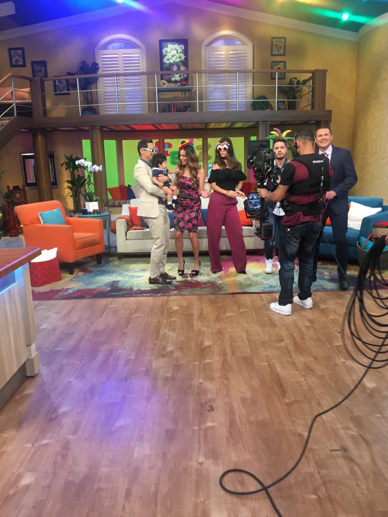 Todos en casita querían tener en brazos a Baby Joshua mientras se alistaban para bailar.