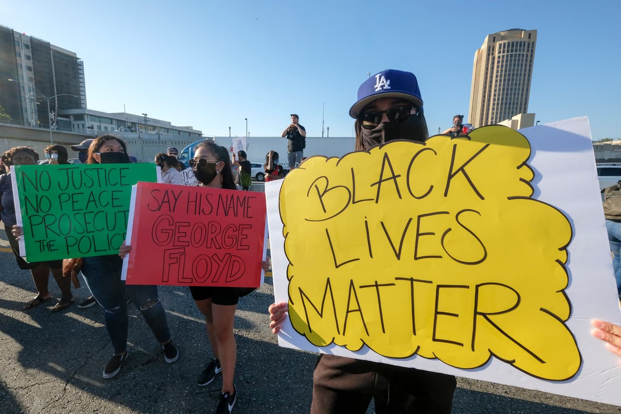 Las demostraciones en la vía pública iniciaron alrededor de las 4 pm del miércoles con pancartas y consignas de justicia.
