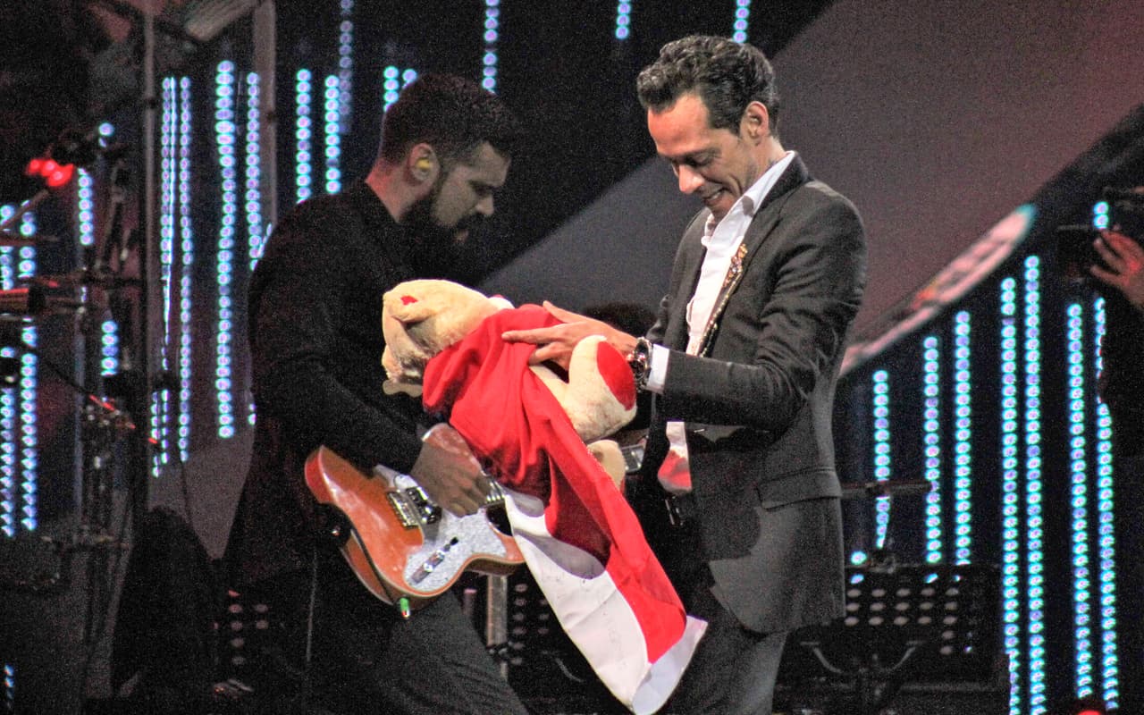 El cantante puertorriqueño miró una vez más el enorme oso de peluche y lo colocó al centro del escenario, a la vista de todos. Poco después, recibió otro, más pequeño.