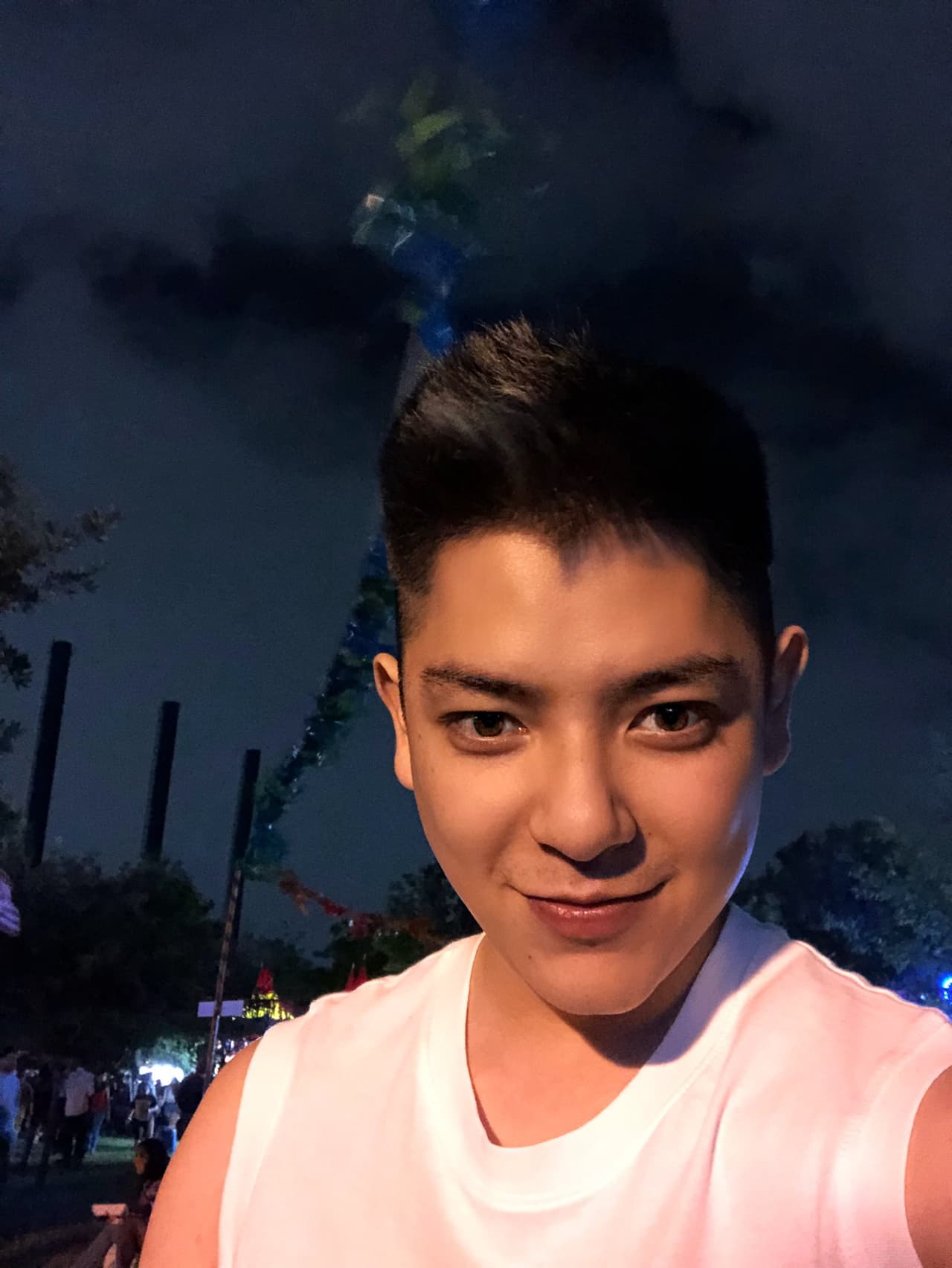 Beng es actor, comediante y conductor, sin embargo, ha mostrado su gusto por la música y el canto a través de Youtube.