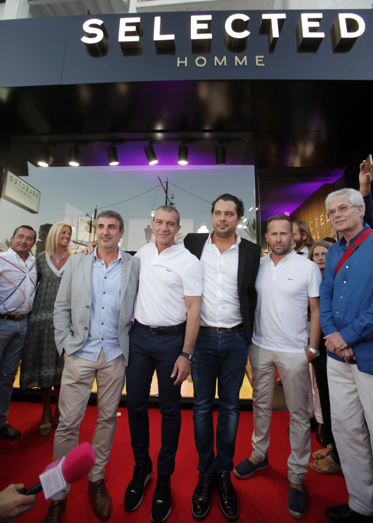 El actor español presentó su primera colección de ropa para hombres.