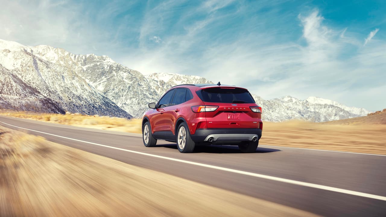 El conjunto visual trasero está dominado por unas modernas 
<b>ópticas horizontales</b> que hace uso de micas plásticas en color naranja para la sección correspondiente a las luces de cruce, que le dan un aspecto general más limpio y agradable que el que tenía el modelo anterior.