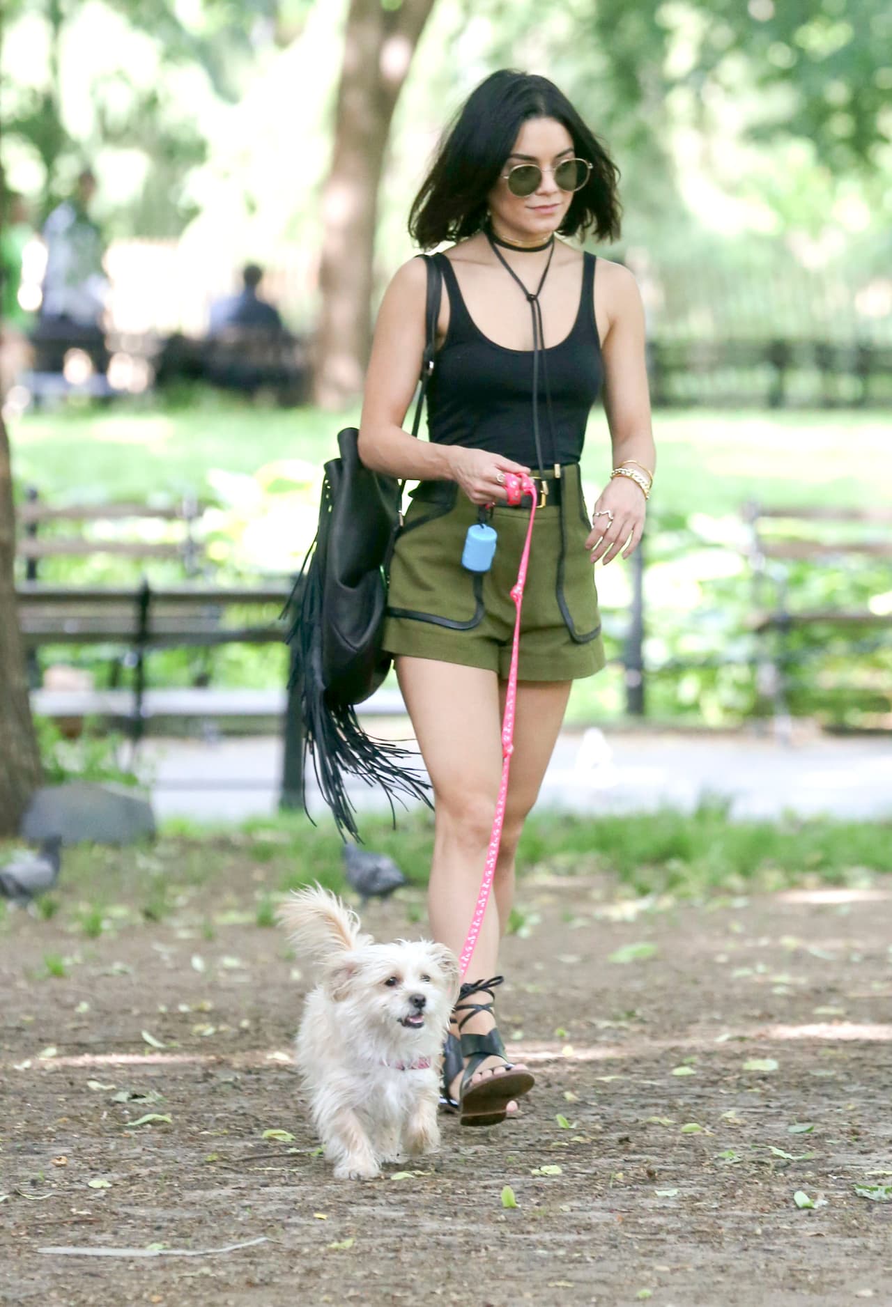 Si quieres lucir con más 'glamour' elige unos 'shorts' altos y combínalos con una blusa entallada, los ‘shorts’ pueden ser de una tela lisa o con estampado.