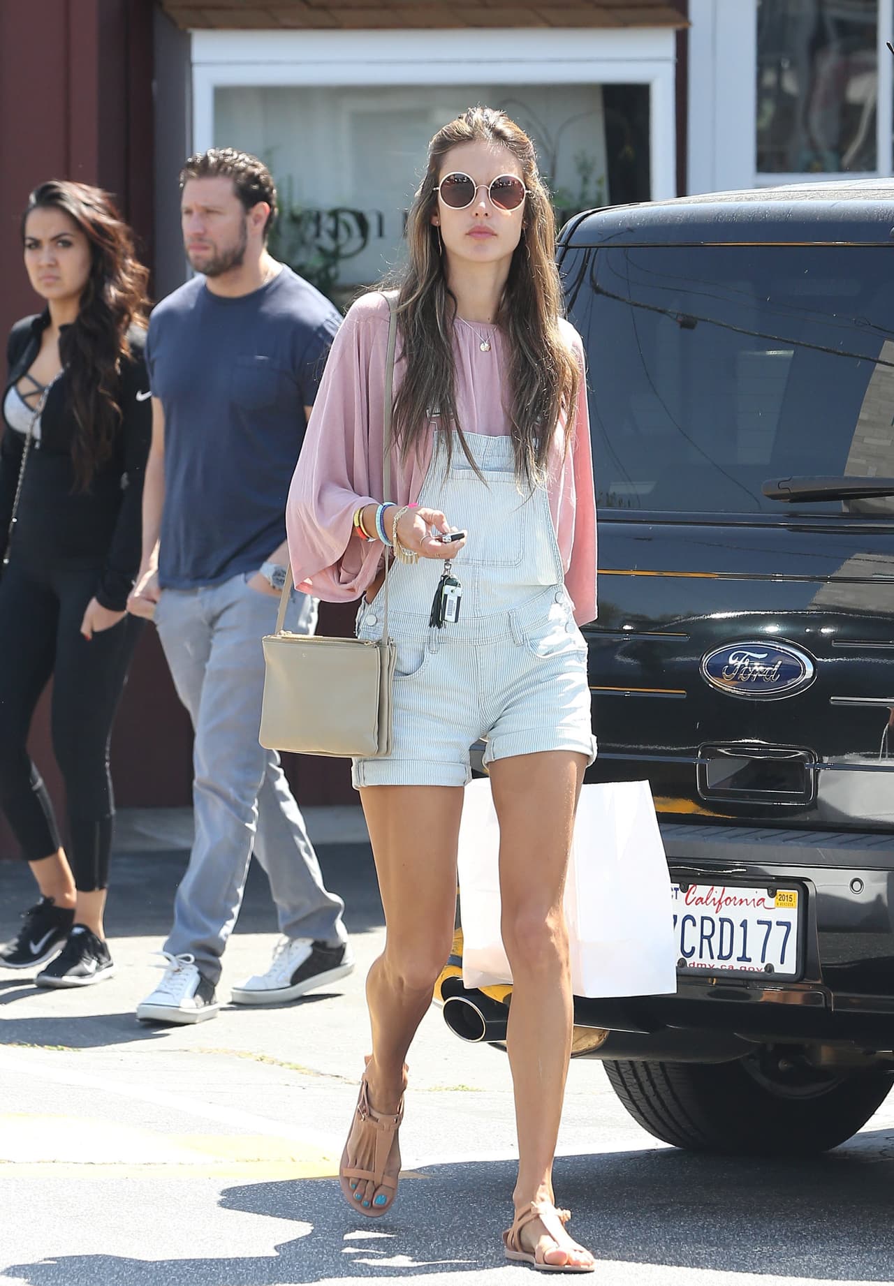 Anímate a usar un overol de pantalón corto, opta por la mezclilla clara y combínalo igual con tonos claros, así obtendrás un 'look' muy 'boho'.