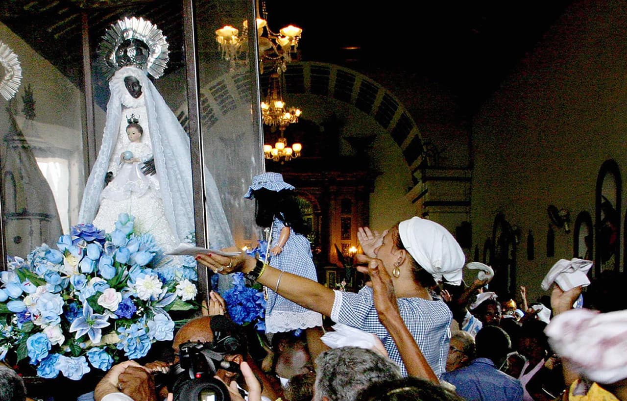 <b>OCHOSSI - Del 21 de enero al 19 de febrero</b>
<br>Un guerrero poderoso del culto Yoruba, se relaciona con personas de grandes talentos e ideales, grandes amistades y parejas que son muy humanitarias y tienen mucho respeto por el prójimo. Suelen cuidar muy bien de los demás, sacando adelante cualquier problema con mucha creatividad, ingenio y tolerancia.