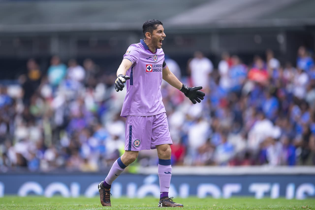 Raúl Gutiérrez arranca su interinato con Cruz Azul derrotanto a los Gallos Blancos pese a sufrir la expulsión del 'Tanque' Morales.