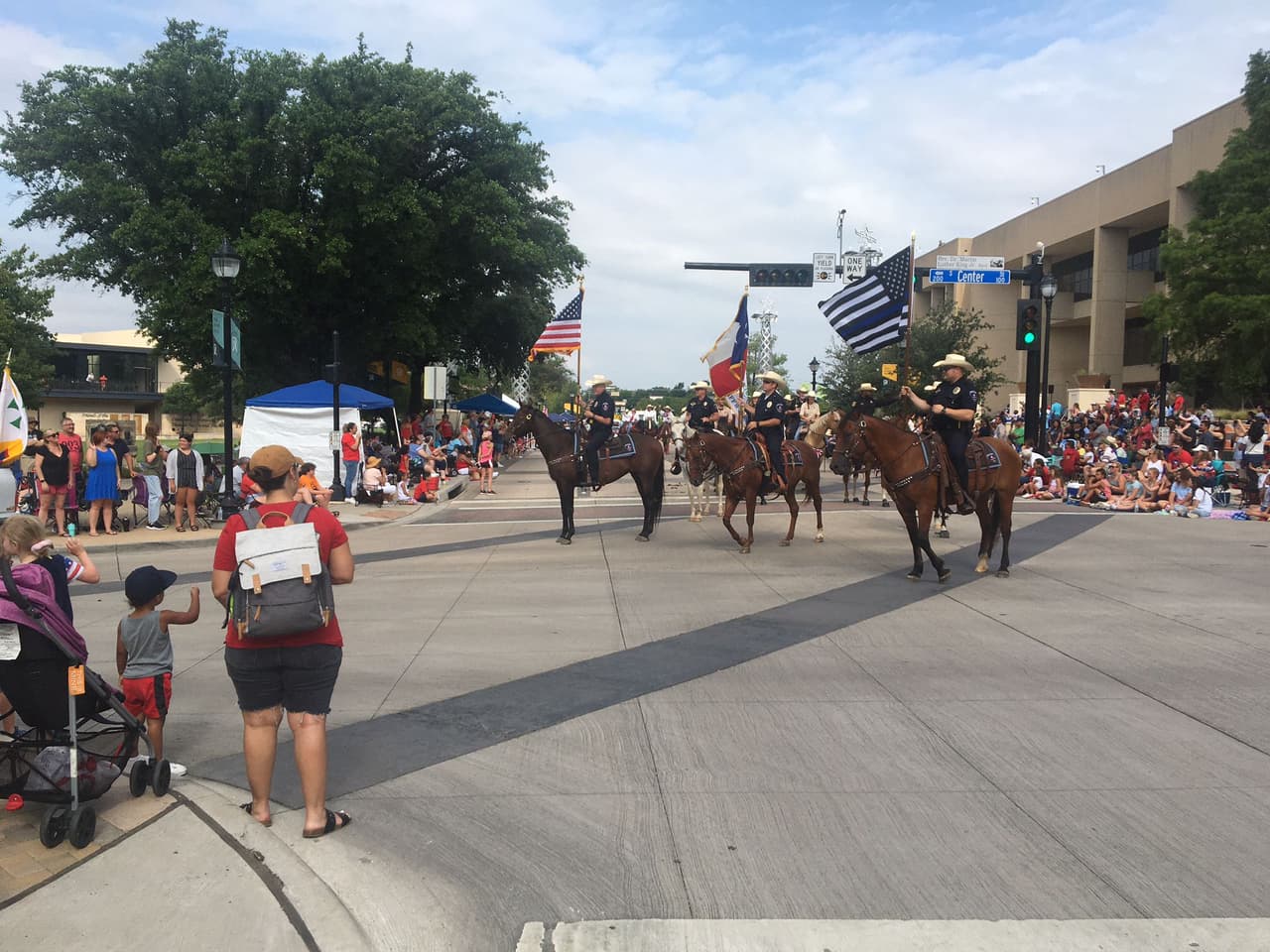 Al igual que la seguridad de oficiales a caballo.