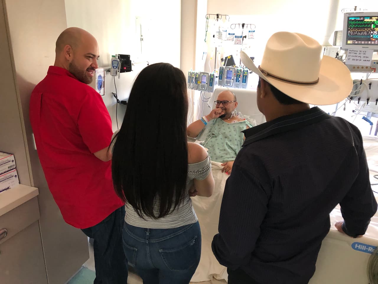 Pero cuando hay que ser serios y cuando se pueda ayudar, ahí están los locutores también para darles ánimo a quienes más lo necesitan.