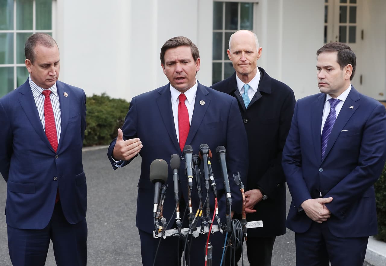 Otros en el sur de Florida defendieron la decisión de la Corte Suprema, entre esos los senadores republicanos Marco Rubio y Rick Scott, el gobernador Ron DeSantis, y el congresista Mario Díaz-Balart.
<br>