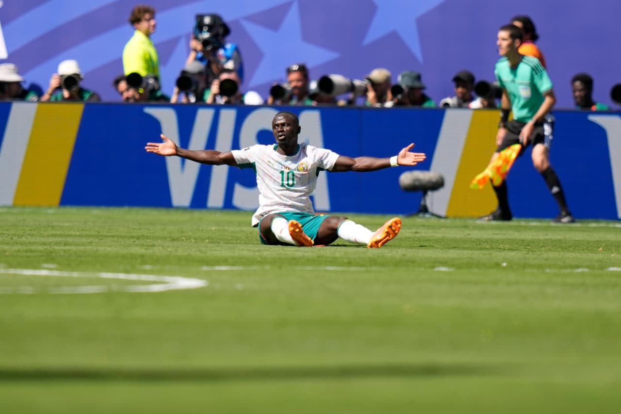 Sadio Mané, de Senegal, reacciona durante el partido de fútbol del Grupo I de la Copa del Mundo entre Francia y Senegal en East Rutherford.