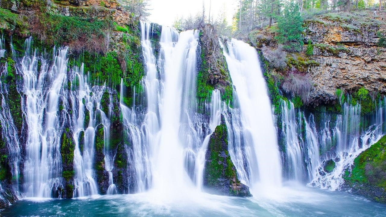 ¿Sabías que el presidente Theodore Roosevelt declaró la cascada Burney como la octava maravilla del mundo? Burney Falls es una formación geológica única, con un río que corre sobre la cascada y, además, a sus alrededores también fluye agua de manantial. Un paisaje ideal para visitar durante la primavera.
<br>