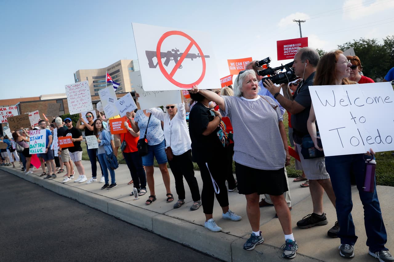 Decenas de personas congregadas en Dayton para recibir al presidente con una protesta. Trump había dicho que espera reunirse con las fuerzas del orden público, los socorristas y los sobrevivientes de las tragedias. La alcaldesa de Dayton aseguró que planeaba decirle a Trump "cuán inútil ha sido" sobre el tema de la violencia armada.