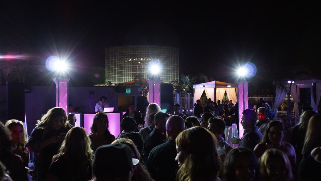 Ya entrada la noche, así se veía la terraza del restaurante en donde se llevó a cabo la celebración.