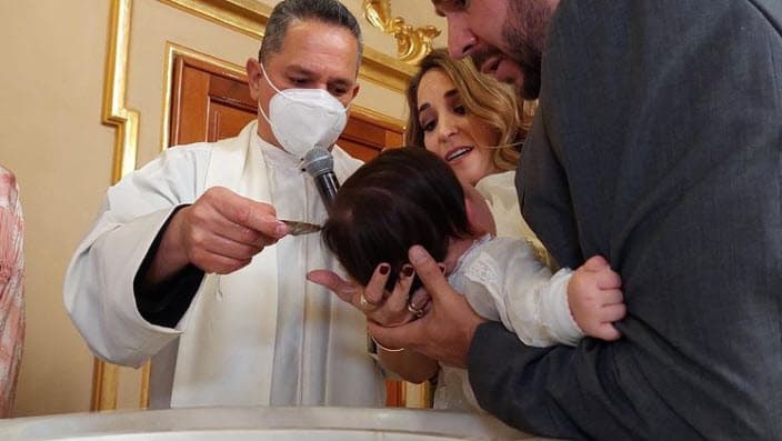 El bautizo se llevó a cabo con protocolos sanitarios, reseñó la publicación.
<br>