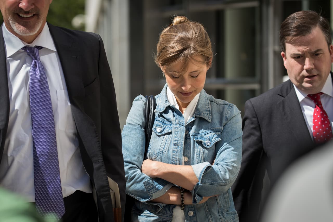 Allison Mack, la actriz de la serie 'Smallville', cómplice de Keith Raniere, se declaró culpable de varios de los cargos por tráfico sexual en este caso en la corte del distrito este en Nueva York.