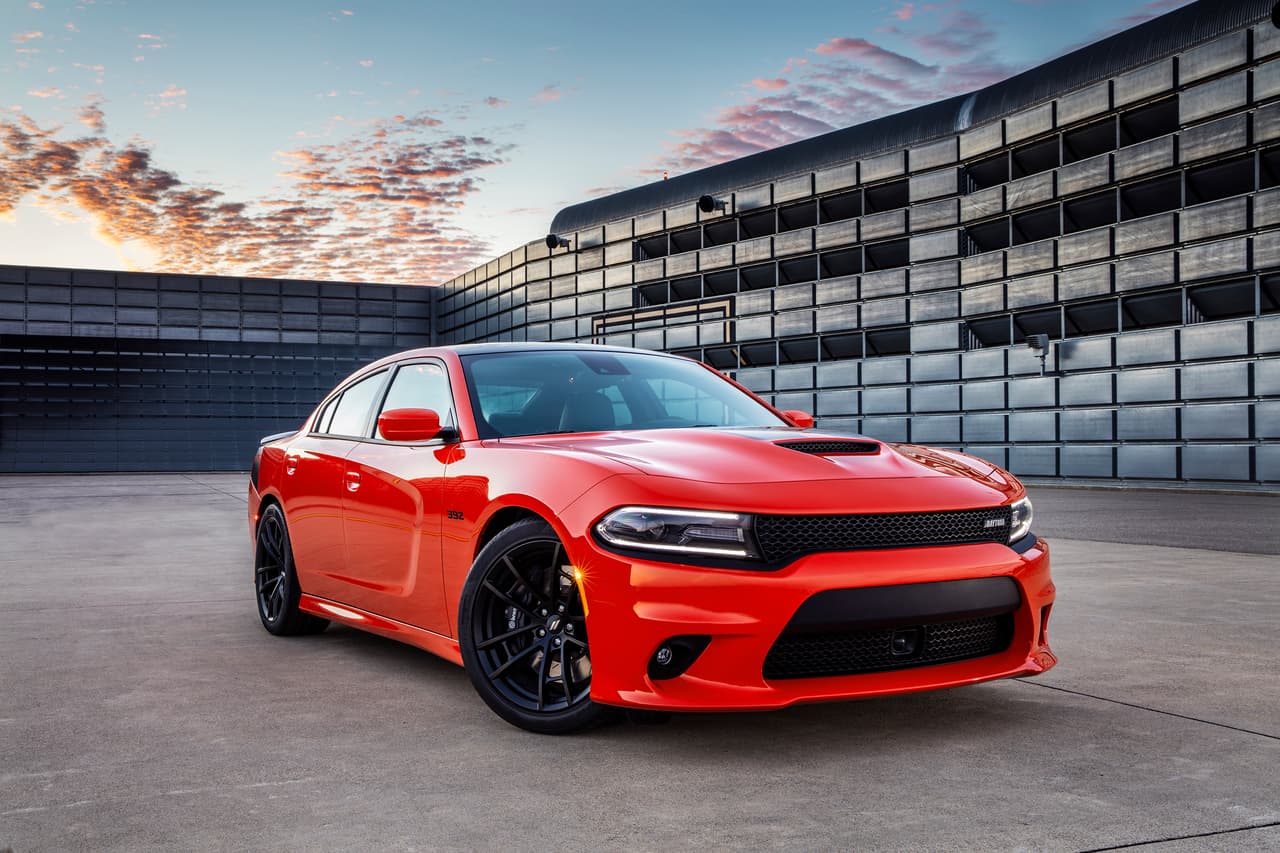 Dodge Charger Daytona 2017 se destaca por sus etiquetas '392' sobre la defensa, un velocímetro principal de hasta 180 mph, un sistema de escape con control electrónico y un alternador de 220 amperios.