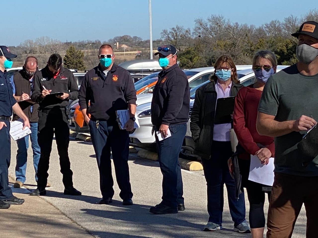 Empleados de servicios de emergencia y trabajadores de salud se vacunaron contra el coronavirus en una nueva clínica en el condado Tarrant.
<br>