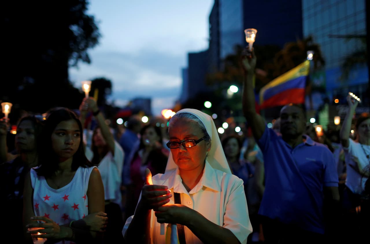 "Refugiarse en Dios es nuestra mejor opción, este es un signo de esperanza para el pueblo de Venezuela que vive momentos tan difíciles", dijo a la agencia Efe Humberto Rico, asistente a la manifestación.
