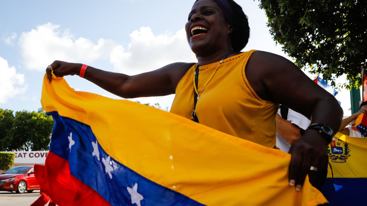 Juez cuestiona si Trump revocó el TPS de Venezuela al comparar a sus ciudadanos con el Tren de Aragua