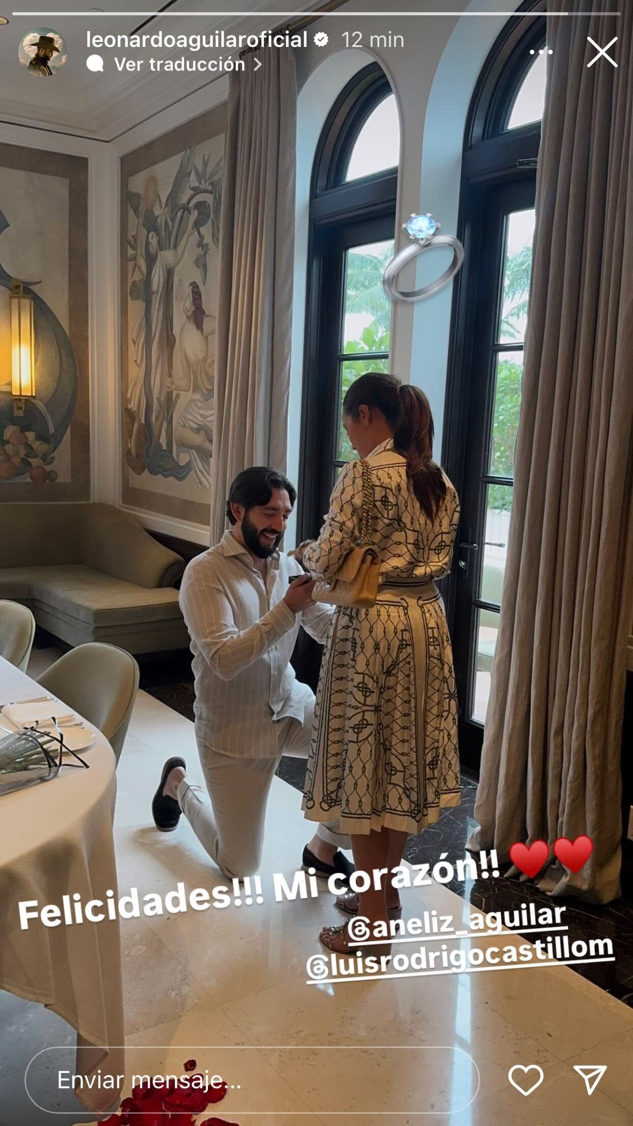 Leonardo Aguilar felicita a su hermana Aneliz por su compromiso.