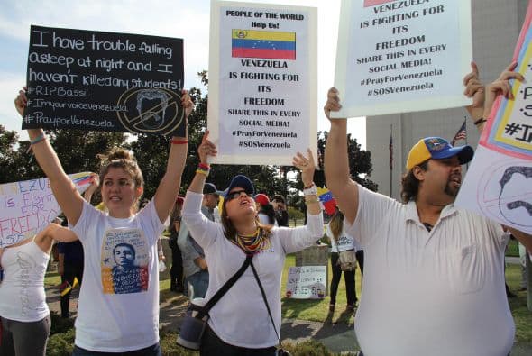 Pese a las distancias y tráfico característico de Los Ángeles, cientos de Venezolanos se unieron a la campaña mundial #SOSVenezuela para apoyar a todo el pueblo venezolano tras 10 días de protestas continuas en dicho país. A la manifestación se unieron guatemaltecos, peruanos, brasileños, libaneses, americanos y muchas otras nacionalidades que hacen vida en la Cosmopolita ciudad del oeste del país. Consignas, cantos y la familiaridad característica venezolana recibieron apoyo de los transeúntes en los alrededores del edificio Federal ubicado en la avenida Wilshire.