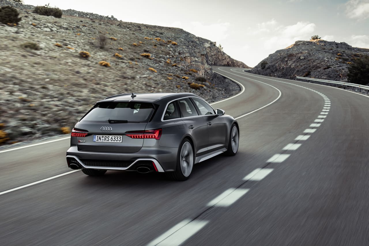 El Audi RS 6 Avant acelera de 0 a 100 km/h (62 mph) en 3.6 segundos y alcanza una velocidad máxima de 250 km/h (155 mph).