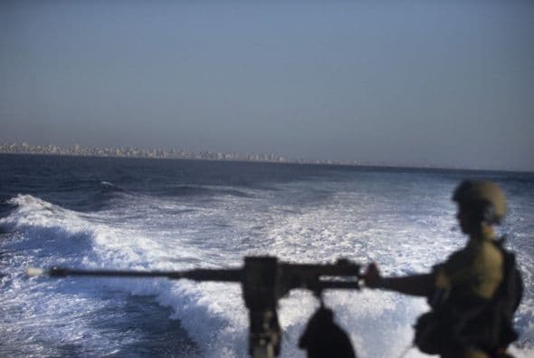 Los próximos pasos del movimiento islamista Hamás y de Israel son claves para detener la espiral de violencia que estalló el miércoles en la zona, en un aparente intento de la Yihad Islámica de arrastrar a ambas partes a un nuevo conflicto armado. "Israel considera a Hamás responsable de todo lo que ocurre (en Gaza): es el que ejerce la soberanía y el que debe responder por todo lo que ocurre", declaró un alto mando militar israelí en la zona, que reconoció que en los últimos meses no ve a milicianos de este grupo "participar en acciones terroristas". Para la Yihad Islámica, lanzar cohetes es "un medio excelente para avergonzar a Hamás, con el fin de demostrar que son ellos los que definen la agenda (política) en Gaza, mientras Hamás ha abandonado la yihad y la resistencia (armada) en busca del poder", escribe hoy el experto israelí en asuntos árabes y de Oriente Medio, Avi Isajarov. Organización mucho más pequeña, versátil e ideológica que Hamás, y sobre todo sin responsabilidades de gobierno, la Yihad trata de reavivar la lucha armada y "hace grandes esfuerzos para arrastrar (a ambas partes) a un nuevo conflicto", apelando en esta ocasión a la muerte de tres de sus hombres. Netanyahu debe decidir ahora "si quiere más violencia o seguir el toma y daca habitual con las milicias", subraya el académico.