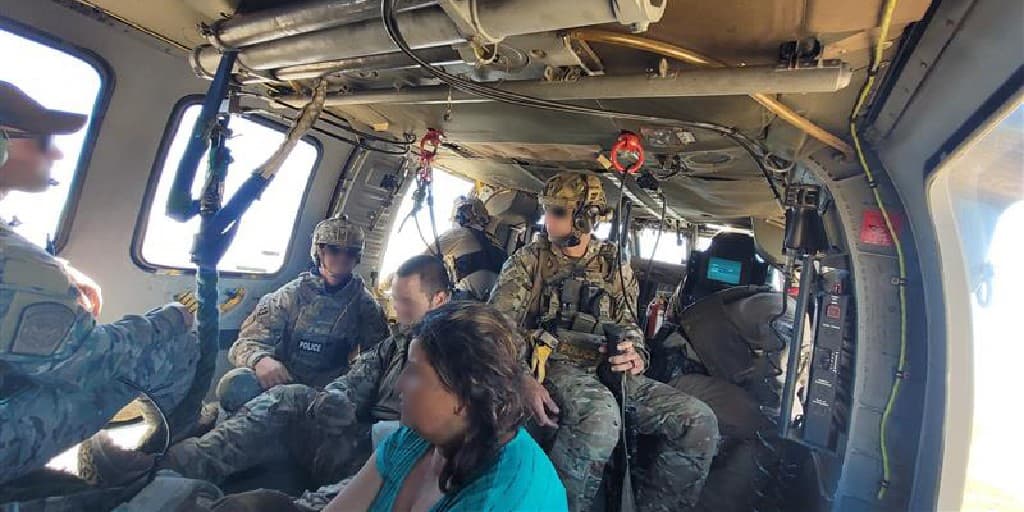 Aunque el calor es extremo, los migrantes se mantienen buscando formas seguras para llegar a suelo estadounidense. Con las altas temperaturas, se activan las llamadas al 911 en el sector Tucson, de migrantes que renuncian a su sueño, para seguir con vida.